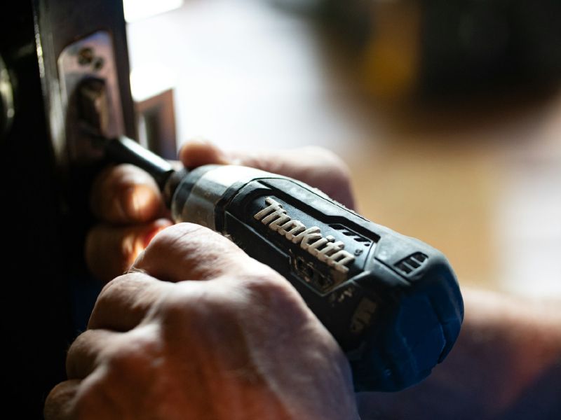 Hantverkare arbetar med skruvdragare – detaljarbete och precision