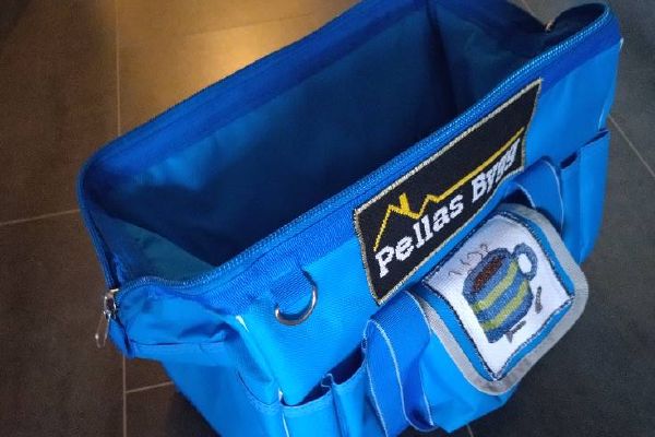 Blå verktygsväska med Pellas Bygg-logotyp